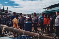 Polres Sekadau Menindaklanjuti adanya aktivitas pertambangan emas tanpa izin (PETI) di wilayah Sungai Kapuas.(1/10/2025)