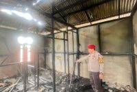 Foto : Polres Sekadau Tengah melaksanakan olah Tempat Kejadian Perkara (TKP) di salah satu rumah kos yang terbakar, Sabtu (4/10/2025).
