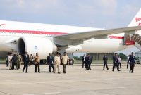 Presiden Prabowo menyampaikan pernyataan pers setibanya di Lanud Halim Perdanakusuma, mengenakan jas gelap dan peci hitam, didampingi sejumlah pejabat usai lawatan diplomatik dari Mesir
