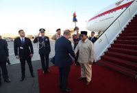 Prabowo Subianto turun dari pesawat di Bandara Sharm El-Sheikh, disambut hangat oleh pejabat Mesir dan perwakilan RI.