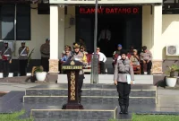 ‎Kapolres Landak AKBP Devi Ariantari, S.H., S.I.K., Memimpin Apel Operasi Zebra Kapuas 2025 di Halaman upacara Polres Landak.