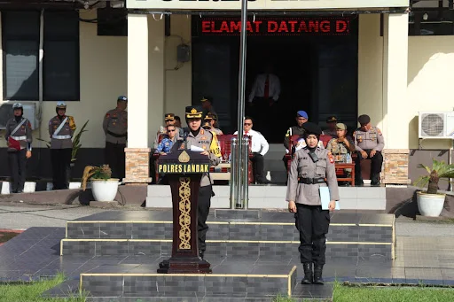 ‎Kapolres Landak AKBP Devi Ariantari, S.H., S.I.K., Memimpin Apel Operasi Zebra Kapuas 2025 di Halaman upacara Polres Landak.