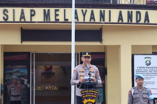 ‎Kapolres Ketapang AKBP Muhammad Harris, S.H., S.I.K., M.I.K., CPHR memimpin langsung pelaksanaan Apel Operasi Zebra Kapuas 2025 yang digelar di halaman Mapolres Ketapang, pada Senin (17/11/2025).