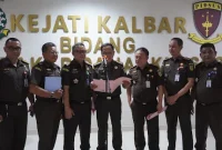Pers Rilis menyampaikan Penetapan tersangka dilakukan Asisten Tindak Pidana Khusus Kejaksaan Tinggi Kalbar Siju, S.H., M.H. Rabu (12/11/2025) di Kantor Kejaksaan Tinggi Kalimantan Barat