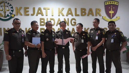 Pers Rilis menyampaikan Penetapan tersangka dilakukan Asisten Tindak Pidana Khusus Kejaksaan Tinggi Kalbar Siju, S.H., M.H. Rabu (12/11/2025) di Kantor Kejaksaan Tinggi Kalimantan Barat