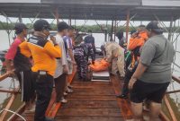 ‎Sat Polairud Polres Ketapang bersama Tim Gabungan gerak cepat menemukan dan mengevakuasi Nelayan yang Hilang di Perairan Muara Ketapang.

‎