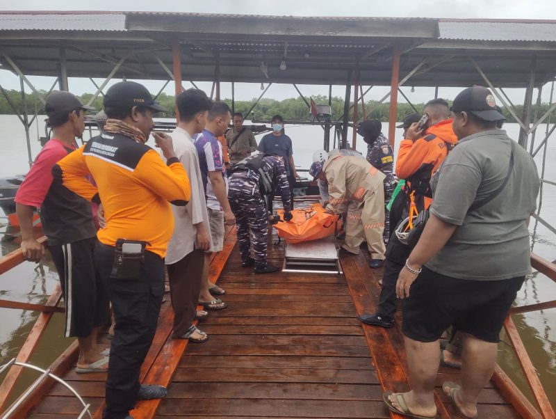 ‎Sat Polairud Polres Ketapang bersama Tim Gabungan gerak cepat menemukan dan mengevakuasi Nelayan yang Hilang di Perairan Muara Ketapang.

‎