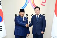 Prabowo Subianto dalam pertemuan bilateral dengan Presiden Republik Korea, Lee Jae-myung di sela Pertemuan KTT APEC 2025