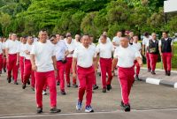 Panglima TNI Jenderal TNI Agus Subiyanto olahraga bersama prajurit dan Pegawai Negeri Sipil di lingkungan Markas Besar Tentara Nasional Indonesia