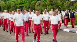 Panglima TNI Jenderal TNI Agus Subiyanto olahraga bersama prajurit dan Pegawai Negeri Sipil di lingkungan Markas Besar Tentara Nasional Indonesia