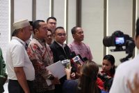 Presiden Republik Indonesia Prabowo Subianto menetapkan surat pemberian rehabilitasi untuk dua guru SMAN Luwu Utara Drs. Rasnal,M.Pd dan Drs. Abdul Muis Muharram imbas dari perkara dugaan kasus pungutan dana komite sekolah.