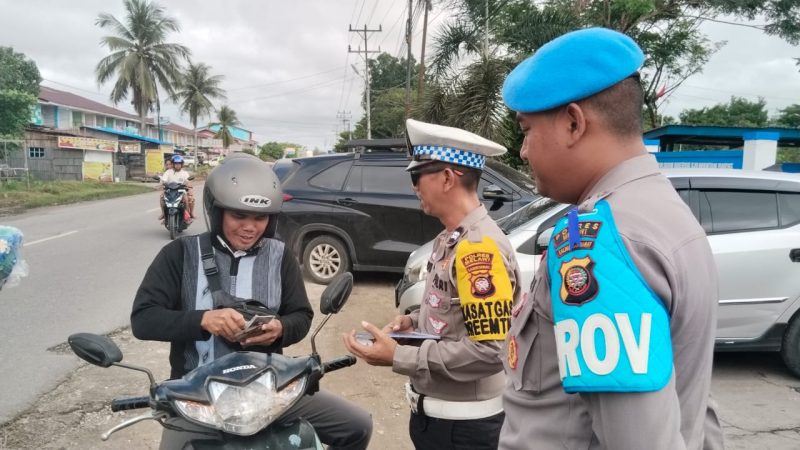 Polres Melawi melaksanakan kegiatan sosialisasi dan imbauan kepada pengendara mobil maupun sepeda motor, Rabu (19/11/2025).