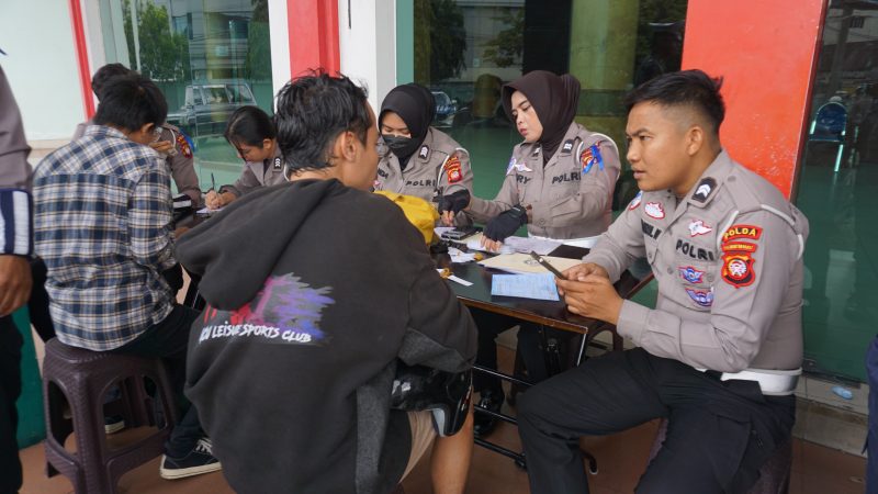 ‎Satgas Ops Zebra Kapuas 2025 melaksanakan penertiban dan penindakan pengendara bermotor yang tidak memenuhi persyaratan administrasi maupun kelengkapan teknis di kawasan Pontianak Convention Center, Selasa (19/11).