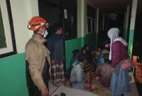 ‎Sebanyak 300 warga mengungsi di pos pengungsian yang tersebar di 2 titik yakni di Balai Desa Oro-Oro Ombo dan SD 2 Supiturang, Kabupaten Lumajang, Jawa Timur pada Rabu (19/11). (BPBD Kabupaten Lumajang.)