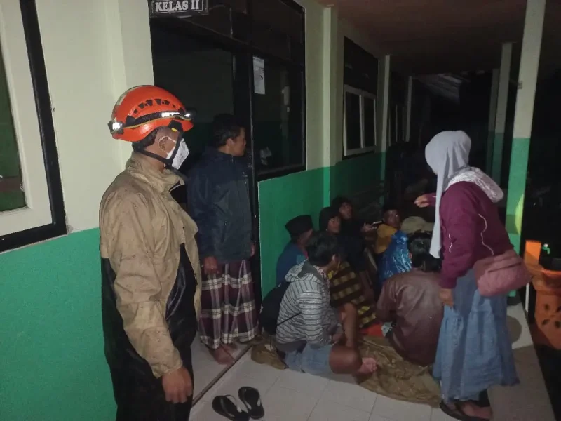 ‎Sebanyak 300 warga mengungsi di pos pengungsian yang tersebar di 2 titik yakni di Balai Desa Oro-Oro Ombo dan SD 2 Supiturang, Kabupaten Lumajang, Jawa Timur pada Rabu (19/11). (BPBD Kabupaten Lumajang.)