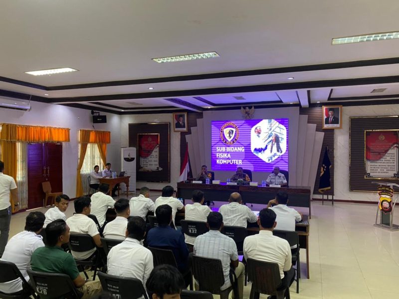 ‎Penyampaian materi oleh tim Bidang Laboratorium Forensik Polda Kalbar di aula Tribarata Polres Melawi