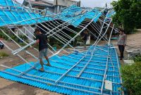 ‎Salah satu atap bangunan ruko terlepas disebabkan oleh Angin puting beliung menerjang wilayah Kecamatan Parindu, Kabupaten Sanggau, pada Kamis (20/11/2025) sekitar pukul 12.00 WIB.