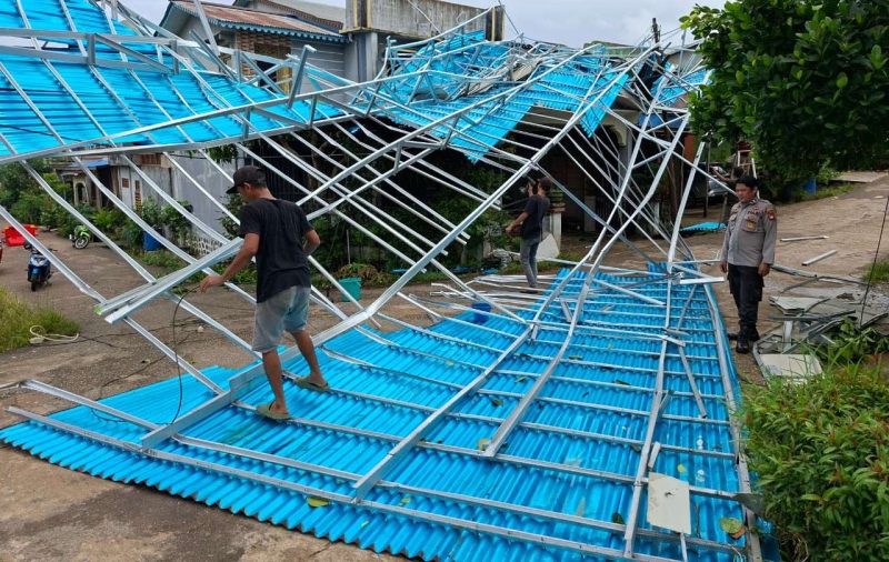 ‎Salah satu atap bangunan ruko terlepas disebabkan oleh Angin puting beliung menerjang wilayah Kecamatan Parindu, Kabupaten Sanggau, pada Kamis (20/11/2025) sekitar pukul 12.00 WIB.