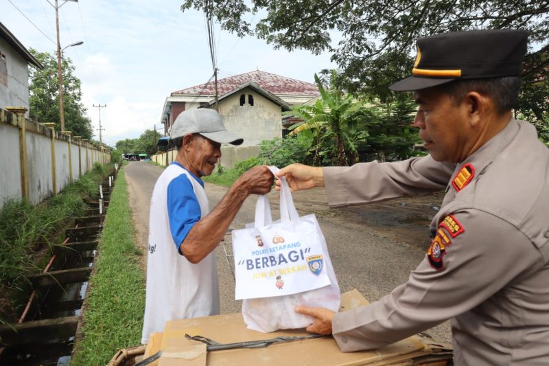 Satuan Pembinaan Masyarakat (Sat Binmas) kembali melaksanakan kegiatan sosial bertajuk Jum’at Berkah berupa paket sembako kepada masyarakat yang membutuhkan pada Jumat, 21 November 2025.