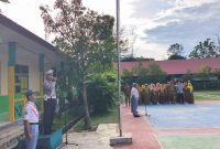 Personel Satlantas Polres Sambas sedang melakukan Sosialisasi 10 point Tertib berlalu lintas ke Sekolah dalam program Police Goes to School 