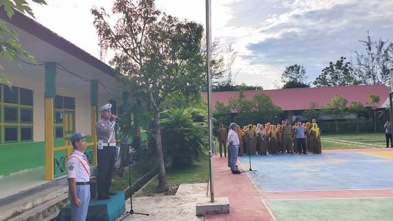 Personel Satlantas Polres Sambas sedang melakukan Sosialisasi 10 point Tertib berlalu lintas ke Sekolah dalam program Police Goes to School 