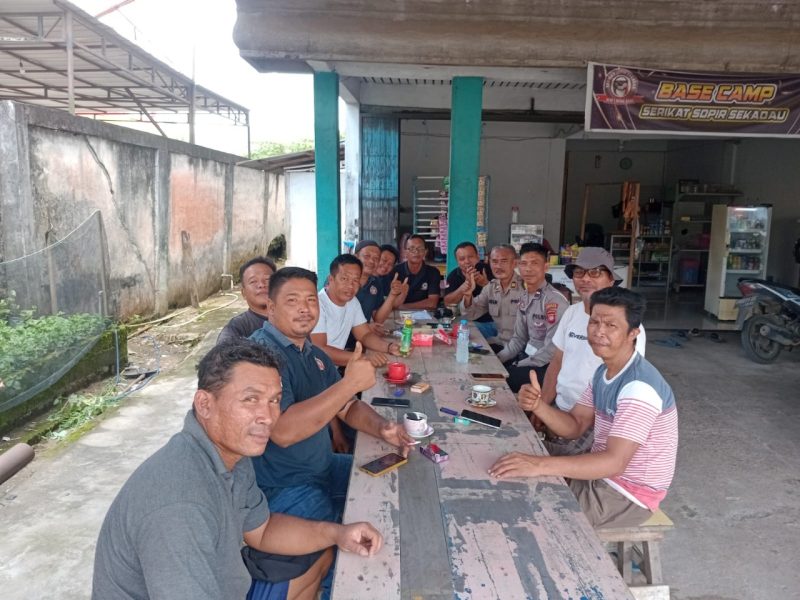 Polres Sekadau bersama Sopir berkomitmen melaksanakan menjaga ketertiban berlalu lintas