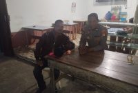 Anggota Polisi yang ikut dalam patroli malam di kawasan mandor