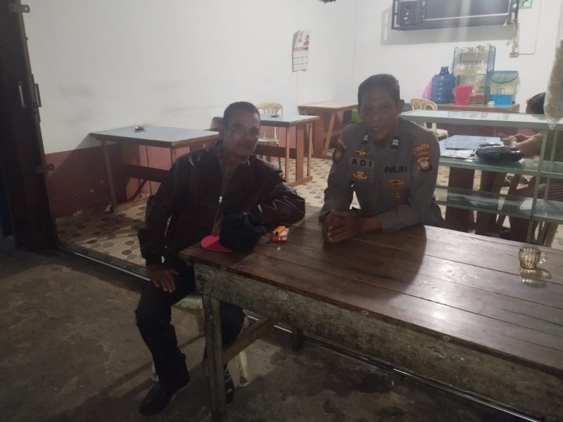 Anggota Polisi yang ikut dalam patroli malam di kawasan mandor