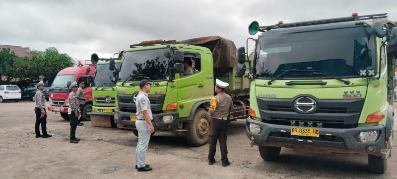 ‎Dalam rangka Operasi Zebra Kapuas 2025 Polres Melawi menggelar kegiatan penertiban dan pemeriksaan kendaraan truk dan kendaraan lainnya di Terminal Sidomulyo, Kecamatan Nanga Pinoh, Kabupaten Melawi, Selasa (25/11/2025)