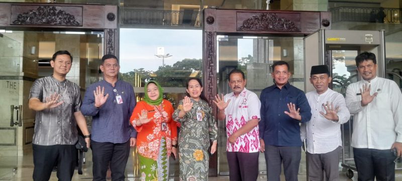 Transformasi formasi warung kelontong rakyat menjadi ritel modern berbasis komunitas diberi nama WARKOBI (Warung Kelontong Betawi / Warung Kelontong Buatan Indonesia)