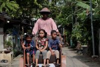 Slamet (70) salah satu penerima bantuan becak Listrik dari Presiden RI Prabowo Subianto.