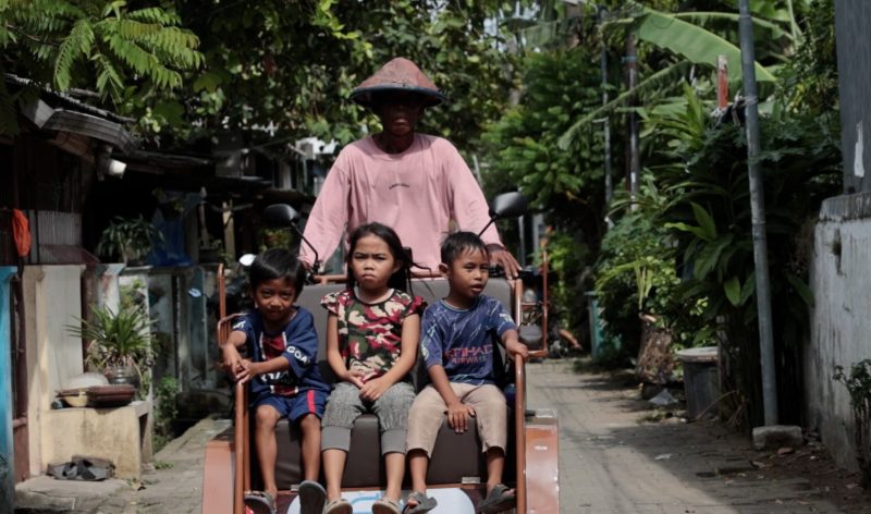 Slamet (70) salah satu penerima bantuan becak Listrik dari Presiden RI Prabowo Subianto.