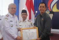 ‎Penyerahan Penghargaan dari Ditjen Imigrasi oleh Sekda Kalbar kepada Kasat Reskrim Polres Sambas AKP Rahmad Kartono mewakili Kapolres Sambas AKBP Wahyu Jati Wibowo, S.I.K., S.H., M.H., di Aula Lembaga Pemasyarakatan Kelas IIA Pontianak, Rabu, 19 November 2025.