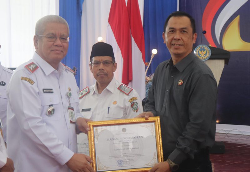 ‎Penyerahan Penghargaan dari Ditjen Imigrasi oleh Sekda Kalbar kepada Kasat Reskrim Polres Sambas AKP Rahmad Kartono mewakili Kapolres Sambas AKBP Wahyu Jati Wibowo, S.I.K., S.H., M.H., di Aula Lembaga Pemasyarakatan Kelas IIA Pontianak, Rabu, 19 November 2025.