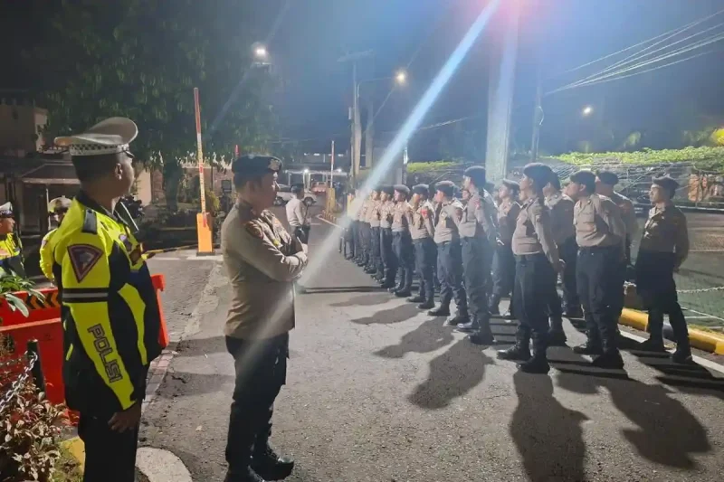‎Polres Malang siagakan 60 personel untuk antisipasi dampak erupsi Gunung Semeru, Rabu (19/11/2025). Kesiap-siagaan ini dilakukan di perbatasan Kabupaten Malang dengan Kabupaten Lumajang. 