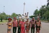 Pengurus media nasional tv Satu memakai baju adat Dayak bersama dengan pemilik sanggar Landak banyuke Nini Makdalena saat peluncuran kedua di jakarta pusat.
