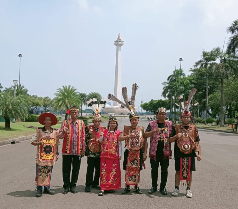 Pengurus media nasional tv Satu memakai baju adat Dayak bersama dengan pemilik sanggar Landak banyuke Nini Makdalena saat peluncuran kedua di jakarta pusat.