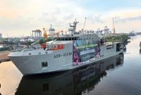 Untuk mencapai lokasi, prajurit harus memikul bantuan dan berjalan kaki puluhan kilometer dari titik terakhir yang masih dapat dilalui kendaraan. Adapun logistik yang dibawa meliputi 196 sak beras, 84 dus mi instan, 115 dus air mineral, 15 dus biskuit, serta tiga goni pakaian layak pakai.