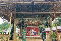 ‎Prajurit TNI berkolaborasi dengan warga, termasuk anak-anak, untuk membuat dan mendekorasi pohon Natal