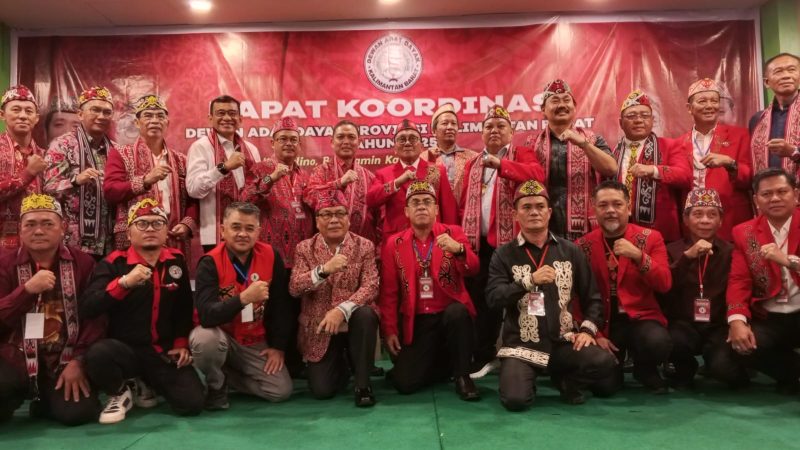 Pengurus Dewan Adat Dayak Kalimantan Barat dalam agenda Rapat koordinasi Tahun 2025 di hotel kini (6/12/2025) Sumber Foto : Yakobus/NTVSatu