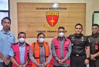 Kejari Ketapang Tetapkan tiga mantan perangkat Desa Riam Danau Kanan, Kecamatan Jelai Hulu, sebagai tersangka kasus korupsi Anggaran Pendapatan dan Belanja Desa (APBDes) tahun 2017-2022.