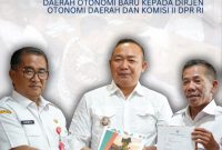 Bupati dan Wakil Bupati Ketapang menyerahkan kelengkapan usulan dokumen secara resmi tiga DOB ke Dirjen Otonomi Daerah Kemendagri dan Komisi II DPR RI
