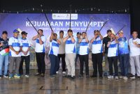 ‎Bupati Ketapang Alexander Wilyo (tengah) bersama Forkopimda turut mencoba olahraga tradisional menyumpit saat pembukaan Kormi Cup 2025.