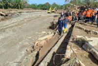‎Foto: Menteri LH Hanif Faisol Nurofiq (berjalan di depan) saat meninjau kondisi banjir di wilayah DAS Batang Toru dan Garoga di Sumatera Utara, Sabtu (6/12/2025) ( sumber ANTARA/HO-KLH)