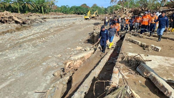 ‎Foto: Menteri LH Hanif Faisol Nurofiq (berjalan di depan) saat meninjau kondisi banjir di wilayah DAS Batang Toru dan Garoga di Sumatera Utara, Sabtu (6/12/2025) ( sumber ANTARA/HO-KLH)
