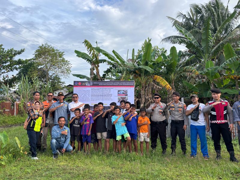 Kasat Samapta Polres Ketapang Iptu Suyanto, mewakili Kapolres Ketapang AKBP Muhammad Harris, S.H., S.I.K., M.I.K., CPHR, menyampaikan bahwa kepolisian sangat mendukung penuh upaya pencegahan bahaya aktivitas bermain layang-layang di sekitar area bandara.