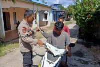 Anggota kepolisian mandor melaksanakan penertiban kenalpot brong