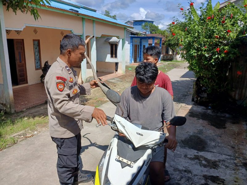 Anggota kepolisian mandor melaksanakan penertiban kenalpot brong