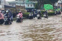 Warga mendorong sepeda motor yang mogok saat melewati banjir rob di Jalan Tanjungpura, Pontianak, Kalbar, Senin (8/12/2025).