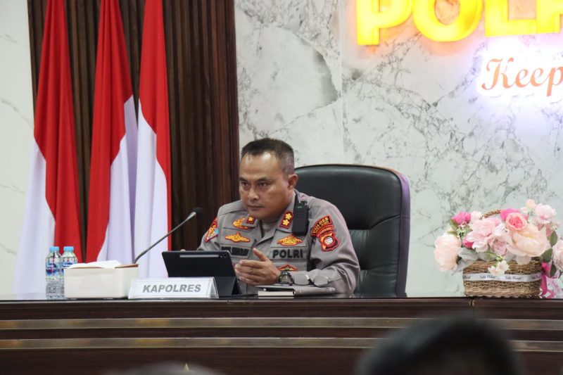 Kapolres Melawi AKBP Harris Batara Simbolon, S.I.K., S.H., M.Tr.Opsla memimpin langsung kegiatan Analisa dan Evaluasi (Anev) Bhabinkamtibmas jajaran Polres Melawi Tahun 2025 yang digelar di Aula Tribrata Polres Melawi. Senin (08/12).